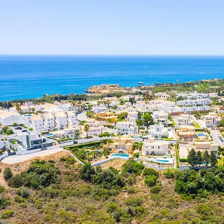 Mendes - Walking Distance To The Vakantiehuis Albufeira