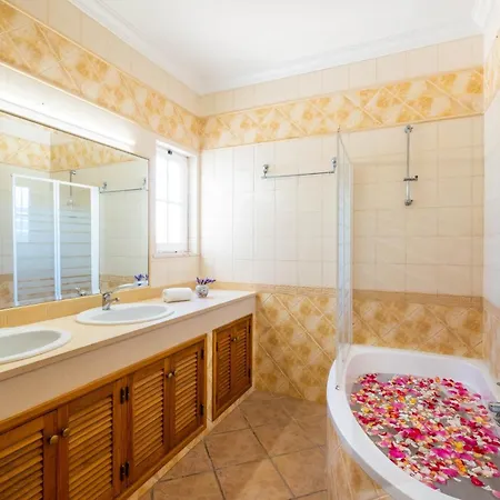 Mendes - Walking Distance To The Vakantiehuis *